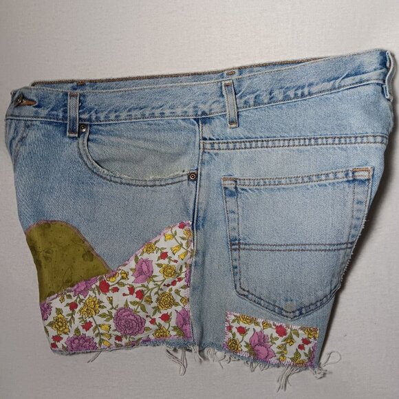 Jean Shorts Womens 34 Patchwork Hippie Upcycled Distressed Floral Blue OOAK READ - Picture 3 of 16